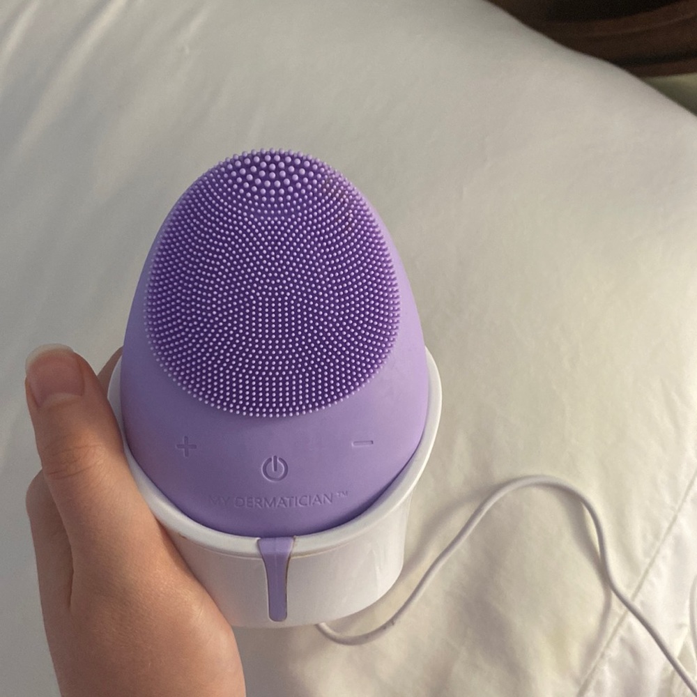 Gentle facial cleansing brush